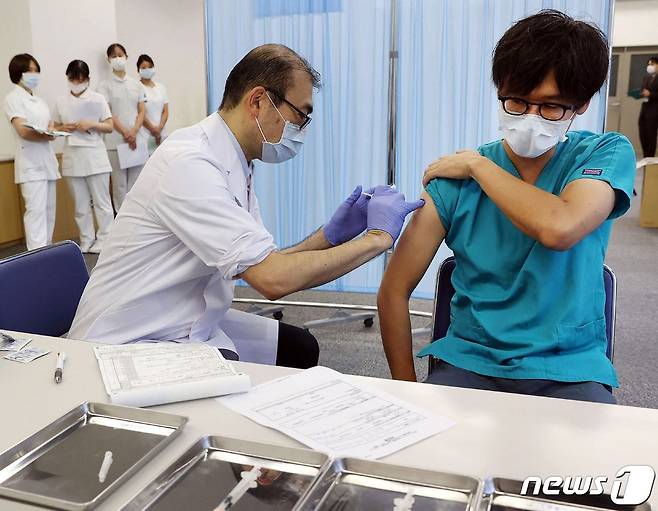 지난 1일 일본 도쿄에서 의료종사자를 대상으로 신종 코로나바이러스 감염증(코로나19) 백신 부스터 샷 접종이 이뤄지고 있다. © AFP=뉴스1