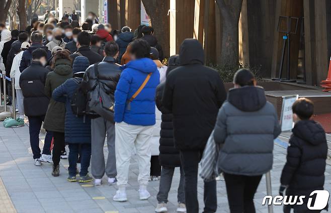 2일 오전 서울 송파구보건소에 마련된 선별진료소를 찾은 시민들이 검체검사를 받기 위해 줄을 서 있다. 2021.12.2/뉴스1 © News1 이재명 기자