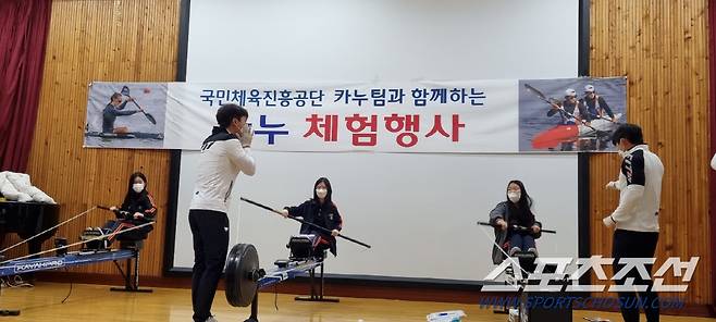 국민체육진흥공단 카누선수들이 석촌중학교 학생들에게 카누 기본 자세와 패들 사용법을 가르쳐주고 있다. 사진제공=건전홍보팀