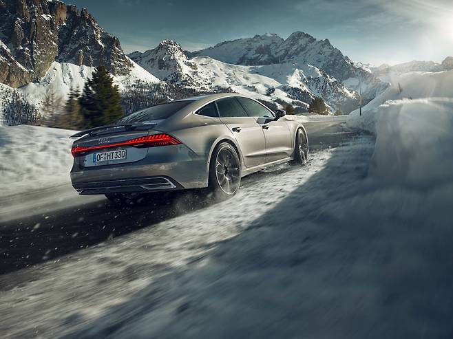 겨울용 타이어를 장착하면 눈길이나 빙판길 제동거리가 줄어 사고 위험도 감소한다./한국타이어 제공