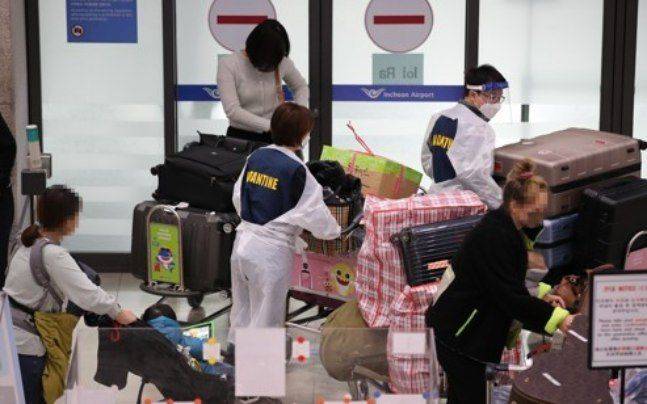 코로나19 변이 바이러스인 오미크론의 발생으로 방역이 강화돼 분주한 인천공항 ⓒ연합뉴스