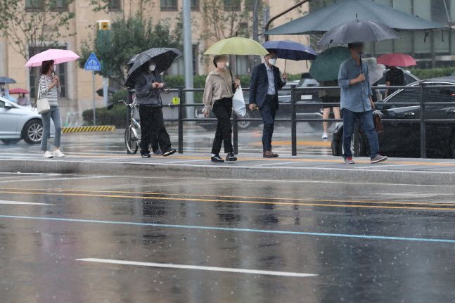 서울 종로구 광화문네거리에 우산을 쓴 시민들이 발걸음을 재촉하고 있다. ⓒ데일리안 류영주 기자