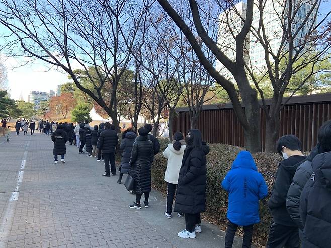 대전시민이 2일 대전시청 코로나19 선별진료소 앞에서 검사를 받기 위해 줄 서고 있다.