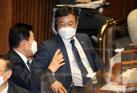 더불어민주당 윤호중 원내대표와 김진표 의원이 2일 오후 열린 국회 본회의에서 이야기를 나누고 있다. 연합뉴스