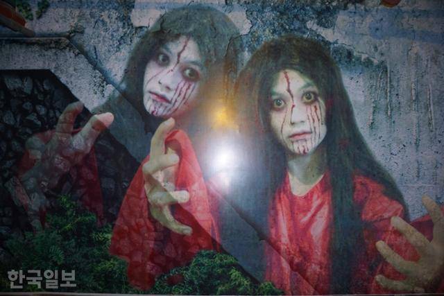 인도네시아 수도 자카르타 클라파가딩의 인도네시아몰 지하주차장에 마련된 승차 유령 체험장 '카사블랑카 터널' 주변 벽화. 자카르타=고찬유 특파원