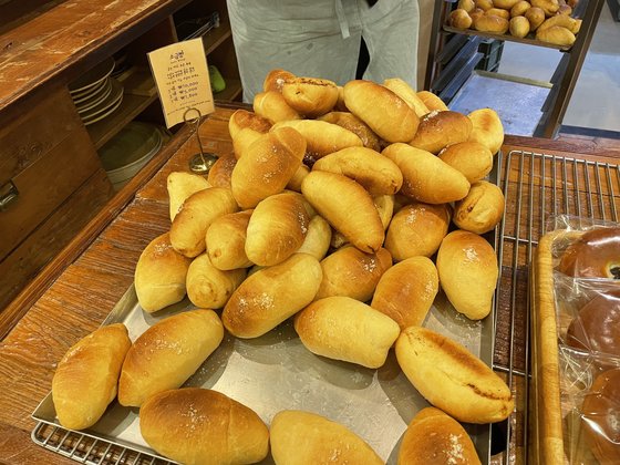 소금빵이 쌓여있는 샹끄발레르