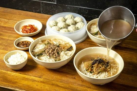 명동교자는 국수 한 그릇만으로도 푸짐한데 면 사리와 육수, 차조밥을 주문하면 공짜로 내준다. 장진영 기자