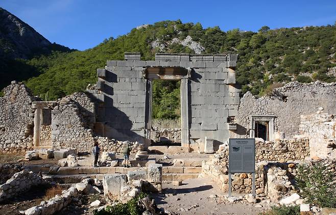 수천년 세월을 견디고 아직도 서 있는 올림포스 신전.