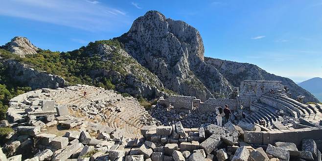 고대 도시 테르메소스는 해발 1800m 산꼭대기에 숨어 있었다. 사진은 4200명까지 수용했던 원형 극장이다.
