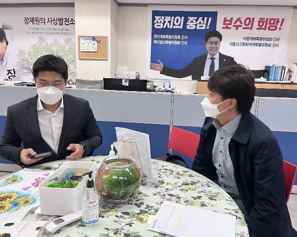 이준석 국민의힘 대표가 1일 윤석열 대선 후보의 최측근으로 꼽히는 장제원 의원의 지역구인 부산 사상 당원협의회 사무실을 전격 방문해 당직자와 대화를 나누고 있다. 장 의원은 사무실에 없었다. 당무를 전면 거부하고 있는 이 대표는 부산에 이어 전남 순천을 찾았다(위 사진). 윤석열 후보가 충남 천안 독립기념관을 방문해 일장기 위에 태극기를 그린 진관사 태극기를 살펴보고 있다. 윤 후보는 이날을 마지막으로 2박3일간 충청 일정을 마무리했다. 연합뉴스