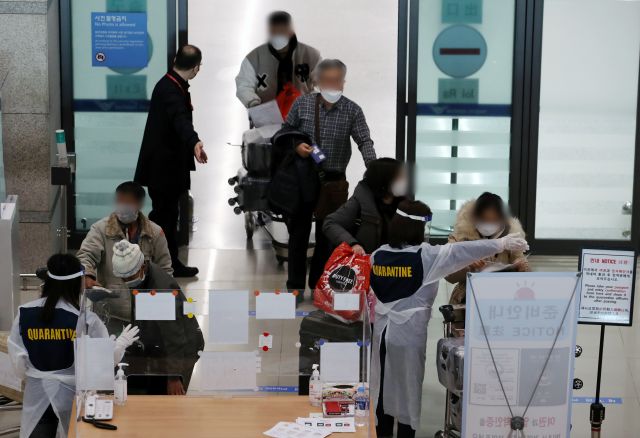 국내에서 코로나19의 새로운 변이 바이러스 '오미크론' 확진자가 확인된 2일 인천국제공항 제1여객터미널에서 해외 입국자들이 입국장을 나서고 있다. 뉴시스
