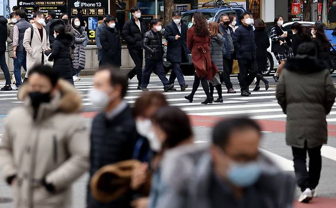2일 오후 서울 종로 시내에 점심 식사를 하러 나온 직장인 등 시민들이 횡단보도를 건너고 있다 / 사진 = 연합뉴스