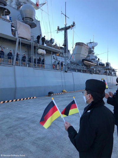 2일 한국 해군 장병들이 부산을 방문한 독일 해군 호위함(프리깃함) 바이에른호를 환영하고 있다. [사진 제공 = 주한독일대사관]