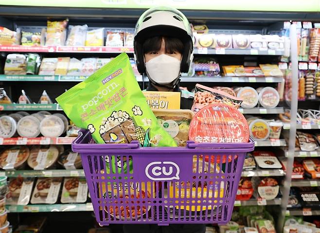CU 모델이 배달 서비스를 소개하고 있다. /사진=BGF리테일