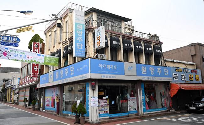익산 남부시장 인근 인화동의 명금다방 건물. 등록문화재로 지정된 건물이다.