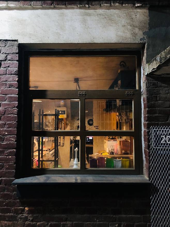 카페이자 전시장, 공연장으로 운영된 이곳은 지역주민들의 문화 교류의 장이기도 하다. [인천여관 X 루비살롱 제공]