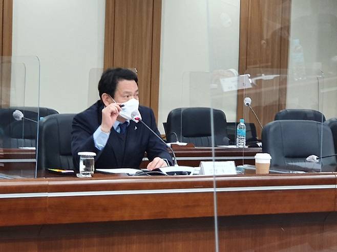김경욱 인천국제공항공사 사장이 2일 열린 정례 미디어 브리핑에서 코로나19 이후 인천공항의 중장기 운영계획을 설명하고 있다.
