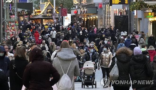 (도르트문트 AP=연합뉴스) 1일 독일 도르트문트 쇼핑가에서 사람들이 마스크를 쓰고 있다. 2021.12.1. photo@yna.co.kr