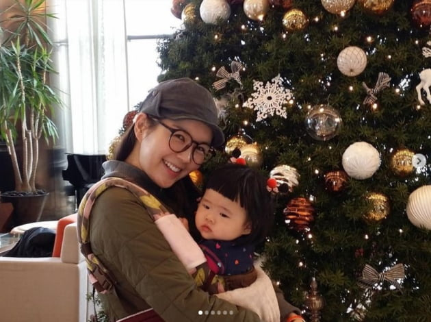 Han Chang-i gave a picture of his wife Jang Youngrans past eight years ago.On the third day, she said to her instagram, She was carrying Ji-woo at the time of this year eight years ago.Yesterday, I posted a picture with the article Hospital decorations that Wool-Bye installed today # Impression amount # Always Thank you # One.In the open photo, Jang Youngran and her eldest daughter Ji-woo are shown.Meanwhile, Jang Youngran married a Physician in 2009 and had one daughter and one son.Photo: SNS in the middle of the day