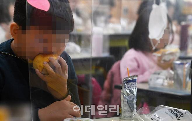 전국학교비정규직연대회의가 총파업에 돌입한 2일 서울 시내 한 초등학교 학생들이 교실에서 빵과 우유로 구성된 대체식을 배식받아 점심 식사를 하고 있다.(사진=뉴시스)