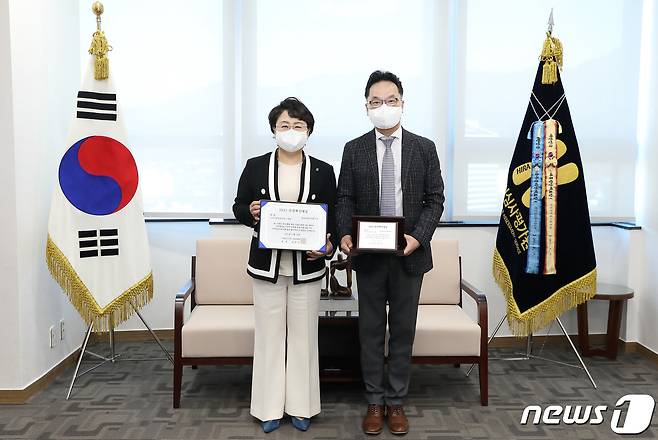 건강보험심사평가원이 최근 한국서비스경영학회와 한국혁신연구원이 공동 주관하는  ‘2021 안전혁신대상’에서 공공의료안전서비스 부문 대상을 수상했다.(건강보험심사평가원 제공) 2021.12.3/뉴스1