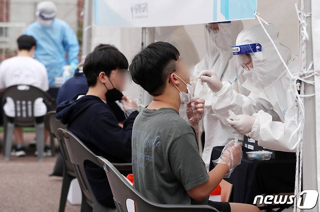 서울 한 고등학교에 설치된 이동식 '신속 자가분자진단 유전자증폭(신속 PCR)' 검사소. (사진은 기사 내용과 무관함) /뉴스1 © News1