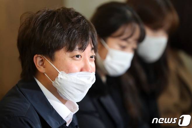당무를 중단하고 잠행 중인 이준석 국민의힘 대표가 3일 오후 제주시 연동의 한 카페에서 기자 간담회를 진행하고 있다. 2021.12.3/뉴스1 © News1 오현지 기자