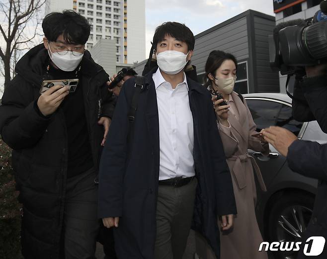 당무를 중단하고 잠행 중인 이준석 국민의힘 대표가 3일 오후 울산 남구 국민의힘 울산시당으로 향하고 있다. 2021.12.3/뉴스1 © News1 윤일지 기자