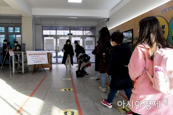 코로나19 사태 이후 2년여 만에 전국의 유치원과 초·중·고교가 전면 등교를 시작한 22일 오전 서울 도봉구 창원초등학교에서 학생들이 등교 하고 있다./사진공동취재단