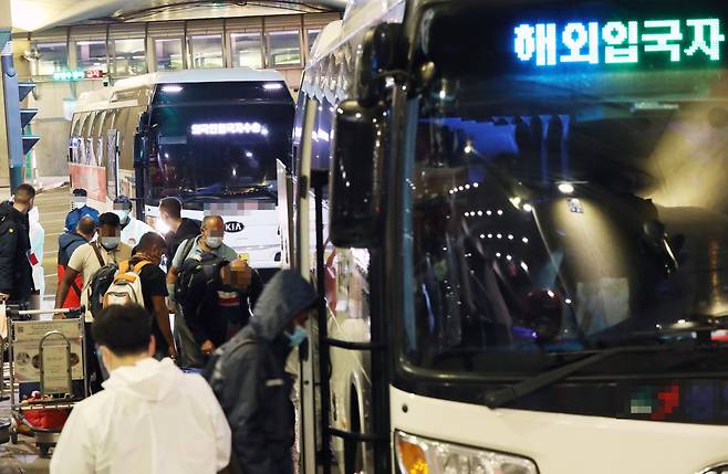 2021년 12월 2일 오후 인천국제공항 제1터미널에서 해외 입국자들이 자가격리를 위해 임시 생활시설행 버스에 탑승하고 있다. /연합뉴스