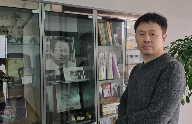 1994년 급작스런 죽음을 맞은 이단연구가 탁명환 현대종교 연구소장의 사진 앞에 그의 아들 탁지원 소장이 섰다. /박은주기자