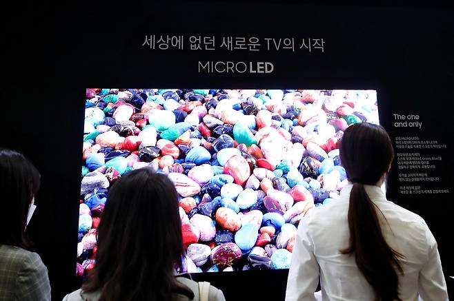 삼성전자가 지난 4월 열린 월드IT쇼에서 선보인 마이크로LED 디스플레이 모습. /연합뉴스