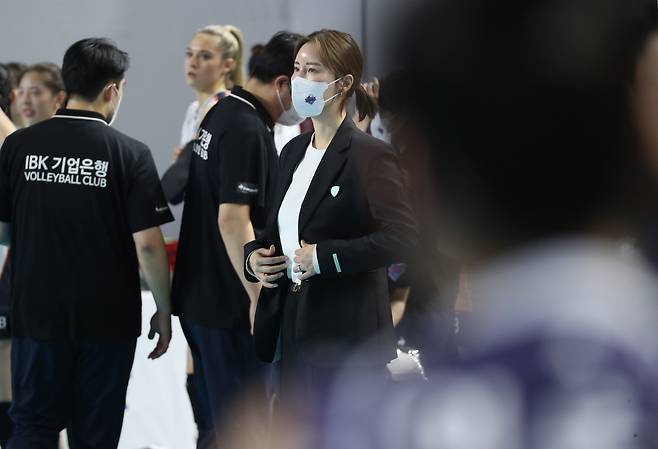 2일 오후 경북 김천체육관에서 열린 프로배구 도드람 2021-2022 V리그 IBK기업은행과 한국도로공사의 경기에서 경기 시작 전 기업은행 김사니 감독대행이 선수들의 연습을 지켜보고 있다. /연합뉴스