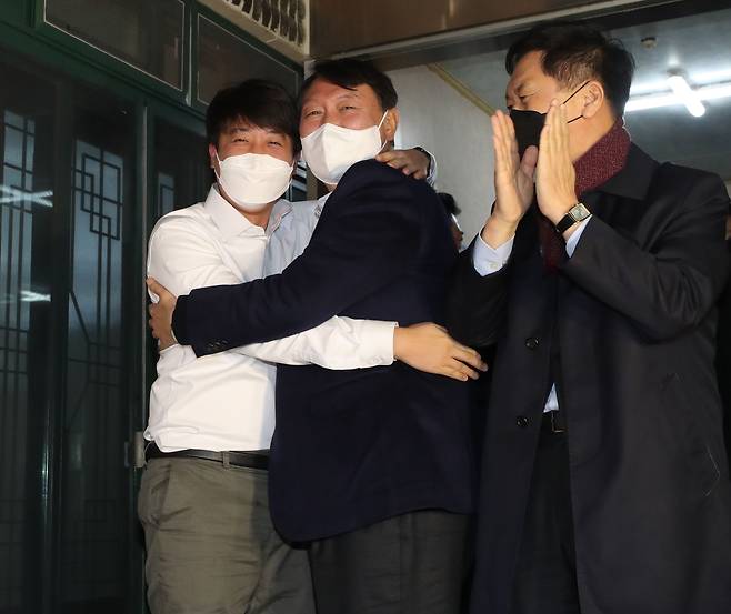 국민의힘 윤석열 대선 후보와 이준석 대표가 3일 울산 울주군의 한 식당에서 만찬 회동 후 포옹하고 있다. /연합뉴스