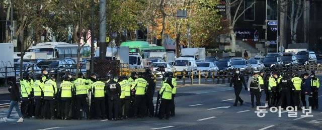 장애인 기습 시위
3일 오전 서울 마포구 공덕오거리가 장애인 단체의 긴급 시위로 교통 정체가 일어나고 있다.