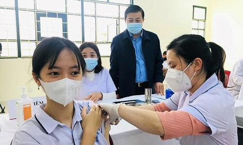 베트남 중부 타인호아성에서 코로나19 백신을 맞는 여학생. <VN익스프레스 사이트 캡처>