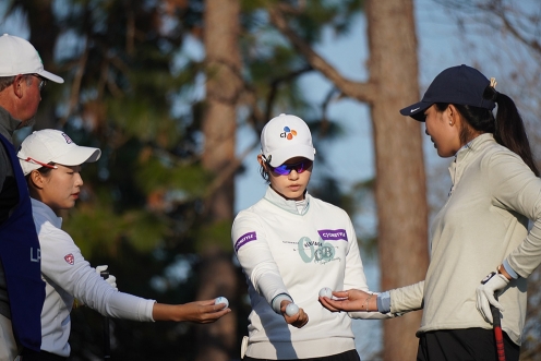 미국여자프로골프(LPGA) Q시리즈에 출전한 박금강(가운데), 로렌 김(오른쪽). 사진제공=LPGA/Ben Harpring
