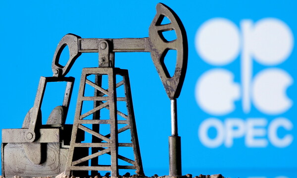 오펙 로고 앞에 보이는 석유 시추 시설 모형. 로이터 연합뉴스