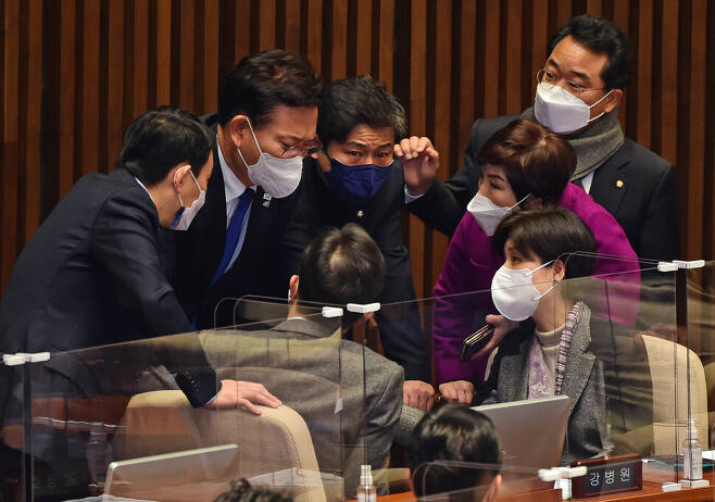 송영길 더불어민주당 대표(왼쪽 둘째)가 3일 오전 국회에서 열린 본회의에서 의원들과 대화하고 있다. 공동취재사진