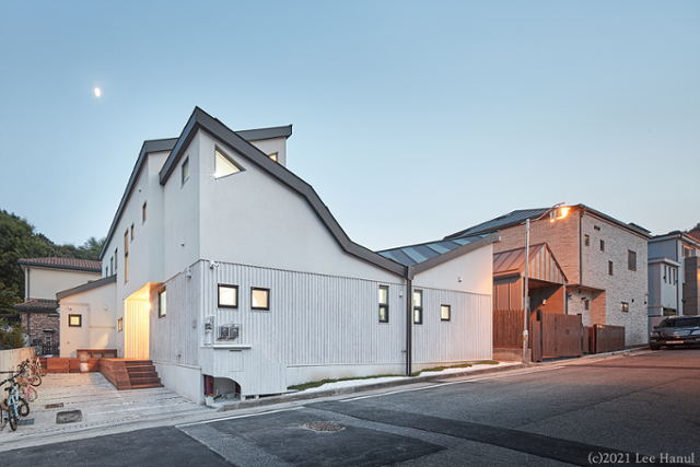 진입도로에서 바라보는 집의 외관. 지붕이 굴곡지며 이어져 있다. 이한울 건축사진작가 제공