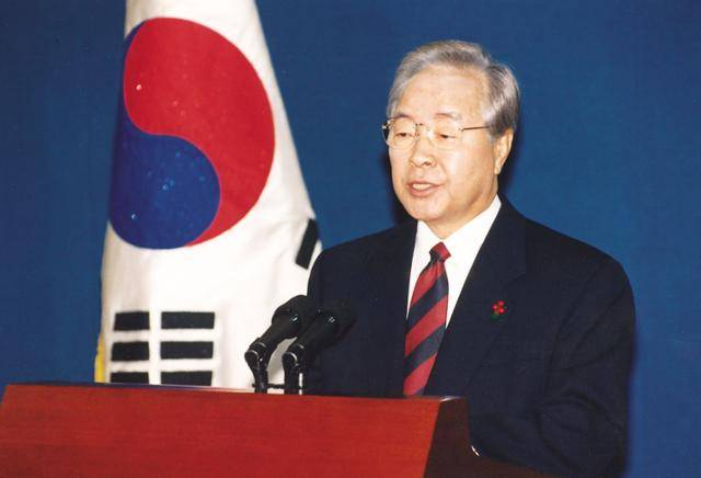 "모든 것은 내 책임". 김영삼 전 대통령이 11일 국제통화기금 지원 등 경제상황과 관련한 대국민 특별담화를 발표하고 있다. 김 전 대통령운 "우리 경제가 이러한 상황에 이르게 된 데 대해 책임을 통감하면서 무어라 죄송하다는 말씀을 드려야 할지 모르겠다"고 사과했다. 1997. 12. 11. 한국일보 자료사진