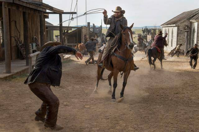 '그 땅에는 신이 없다'는 무법자들이 활개 치던 미국 서부 개척시기를 배경으로 사람들의 영웅적인 행태를 그린다. 넷플릭스 제공