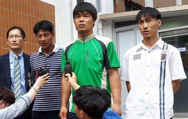 1999년 '삼례 나라슈퍼 강도치사' 사건의 범인으로 몰려 억울한 옥살이를 했던 최대열씨 등 이른바 '삼례 3인조'의 형사 재심 개시가 결정된 2016년 7월 8일, 박준영(맨 왼쪽) 변호사와 '삼례 3인조'가 전주지법 앞에서 기자회견을 하고 있다. 연합뉴스