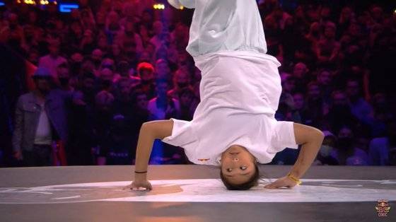 세계 최고 비보이와 비걸을 가리는 레드불 비씨 원 2021 비걸 최연소 우승자인 로건 에드라. 사진 유튜브 캡처