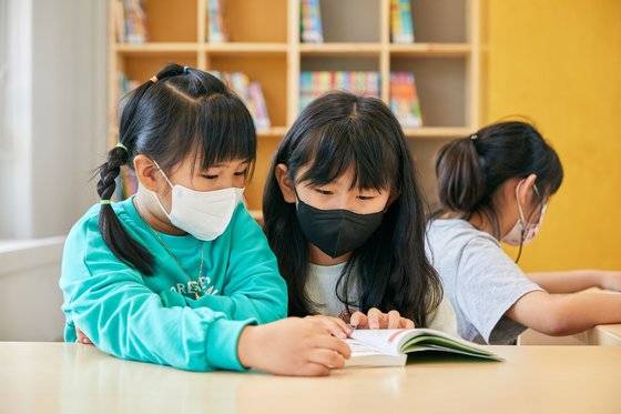 ‘용주도서관’에서 책을 읽고 있는 아이들의 모습. 사진 뉴스킨 코리아