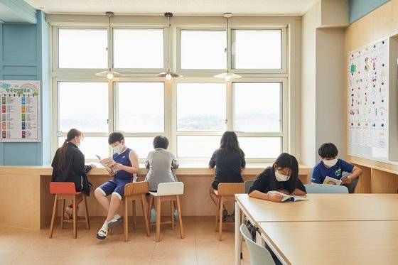 ‘용주도서관’에서 책을 읽고 있는 아이들의 모습. 사진 뉴스킨 코리아