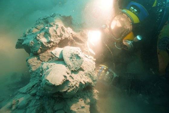 2021 명량대첩로 해역 8차 수중발굴조사 현장. 흙더미에서 흙을 떼어가며 유물을 확인한다. 사진 국립해양문화재연구소