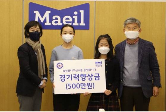 사진 왼쪽부터 김선희 매일유업 대표, 기영난 선수, 이은서 선수, 임대기 대한육상연맹 회장. 사진 대한육상연맹