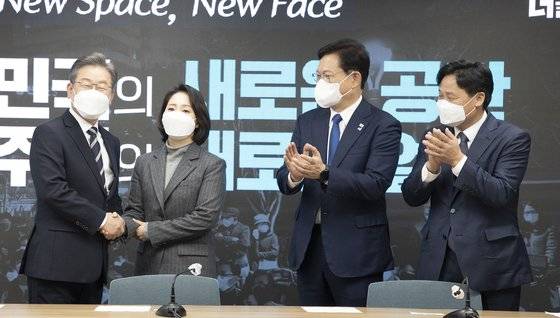 이재명 더불어민주당 대선후보가 지난달 30일 민주당사에서 열린 인선 발표에서 공동상임위원장으로 임명된 조동연 서경대 교수와 기념촬영을 하고 있다. 2021.11.30/뉴스1