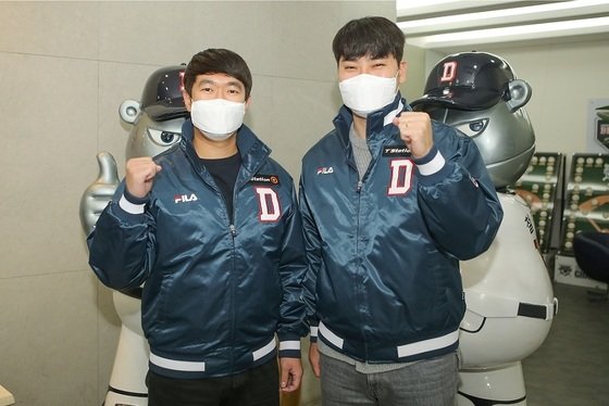 두산 베어스가 3일 김지용(왼쪽)과 임창민을 영입했다. 사진은 두산에 영입된 두 선수가 사진을 찍는 모습. /사진=두산 베어스 제공